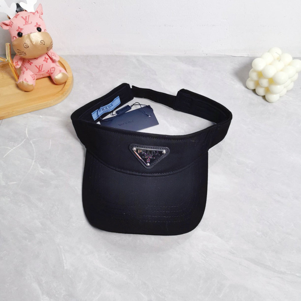Black nylon logo‑plaque visor with curved brim