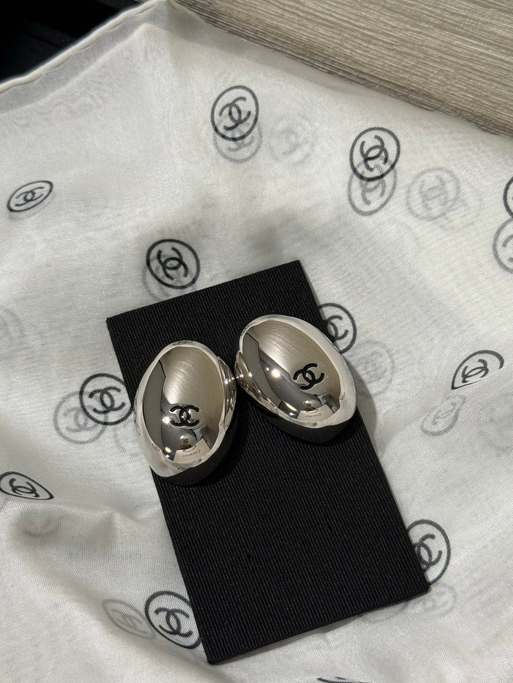 Chanel 2026 Mirror Black Enamel Double C Oval Pigeon Egg Earrings